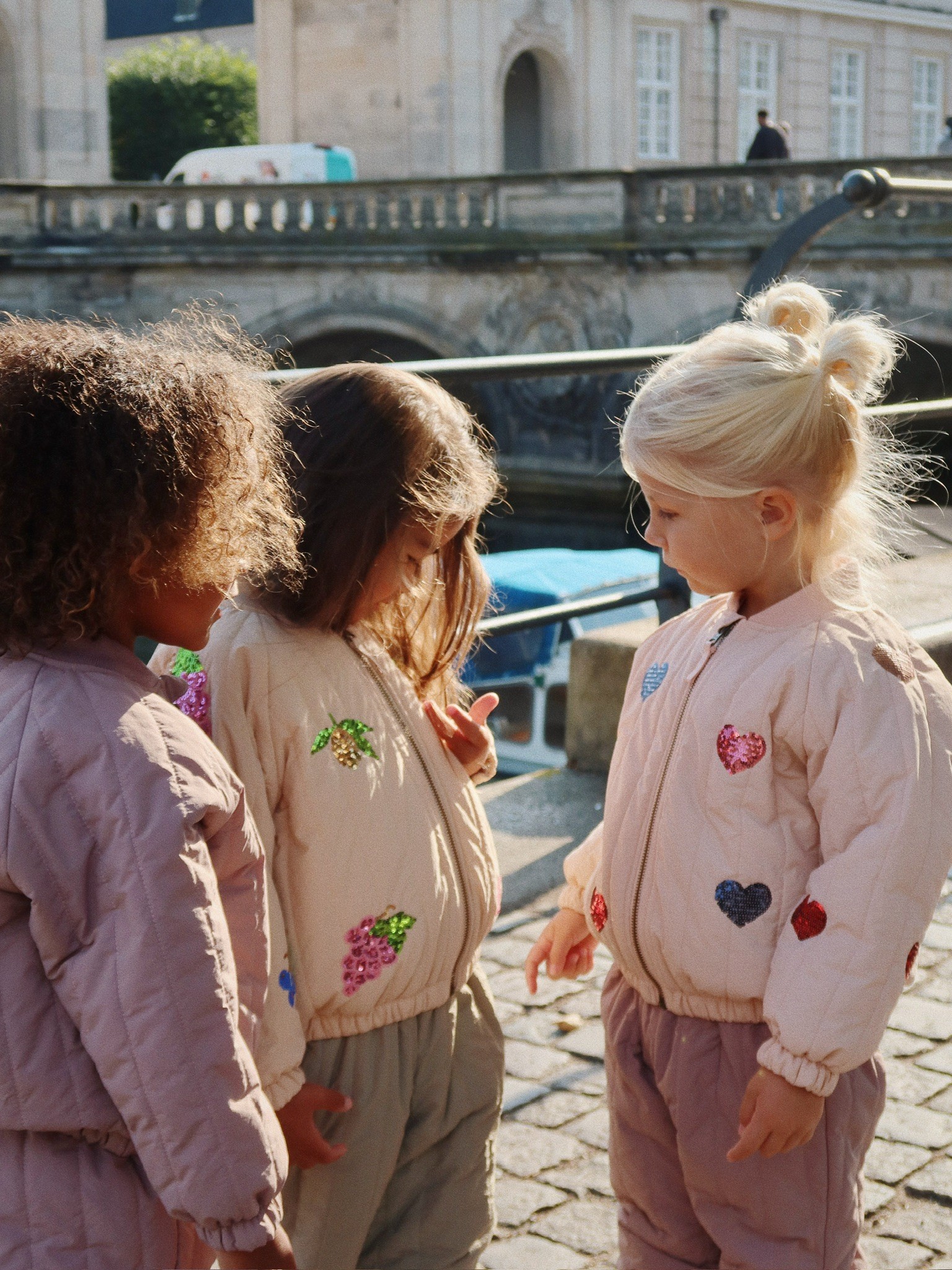 Konges Sløjd - pikowana kurtka bomberka Juno Sequin Bomber Jacket Cameo Rose