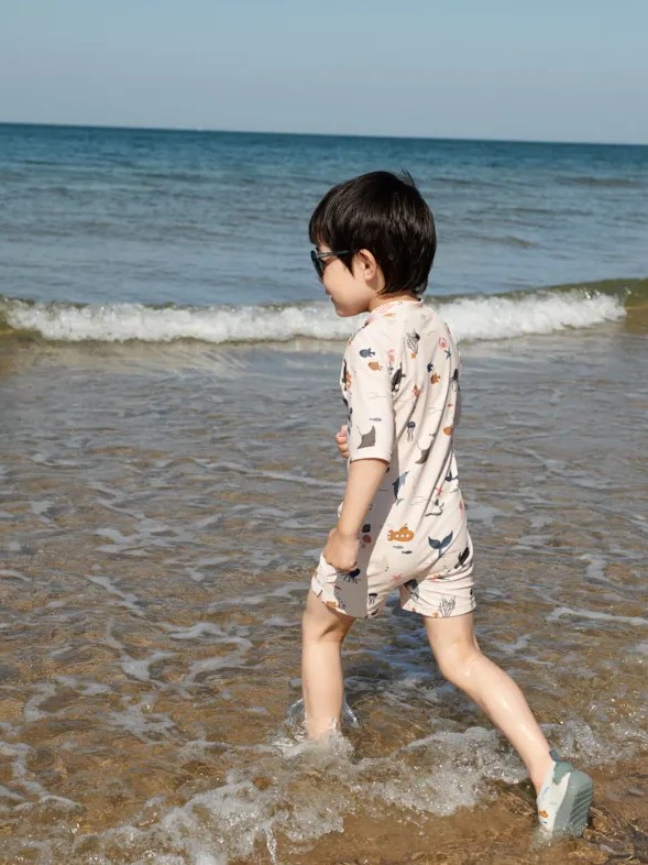 Liewood - kombinezon kąpielowy z krótkim rękawem UV Max Printed sea creature sandy