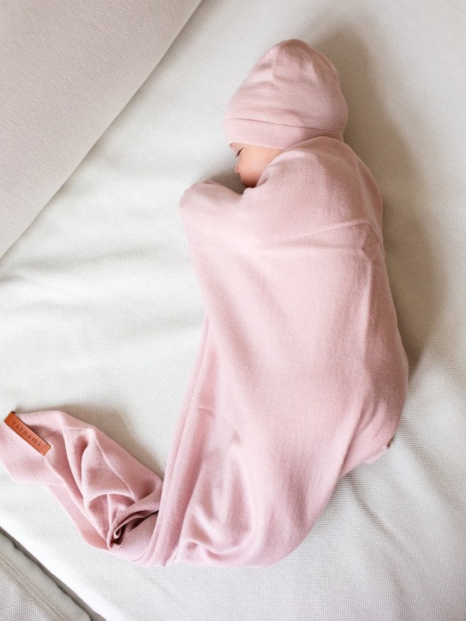 Yarnami - czapeczka niemowlęca merino Cozy różowa