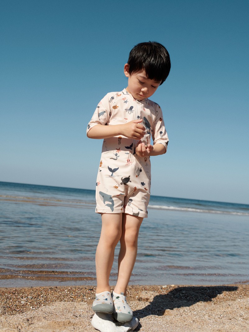 Liewood - kombinezon kąpielowy z krótkim rękawem UV Max Printed sea creature sandy Liewood - kombinezon kąpielowy z krótkim rękawem UV Max Printed sea creature sandy