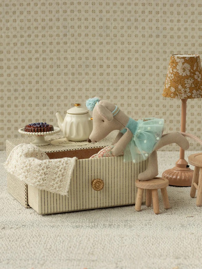 Maileg - myszka młodsza siostra tancerka Dance mouse in daybed