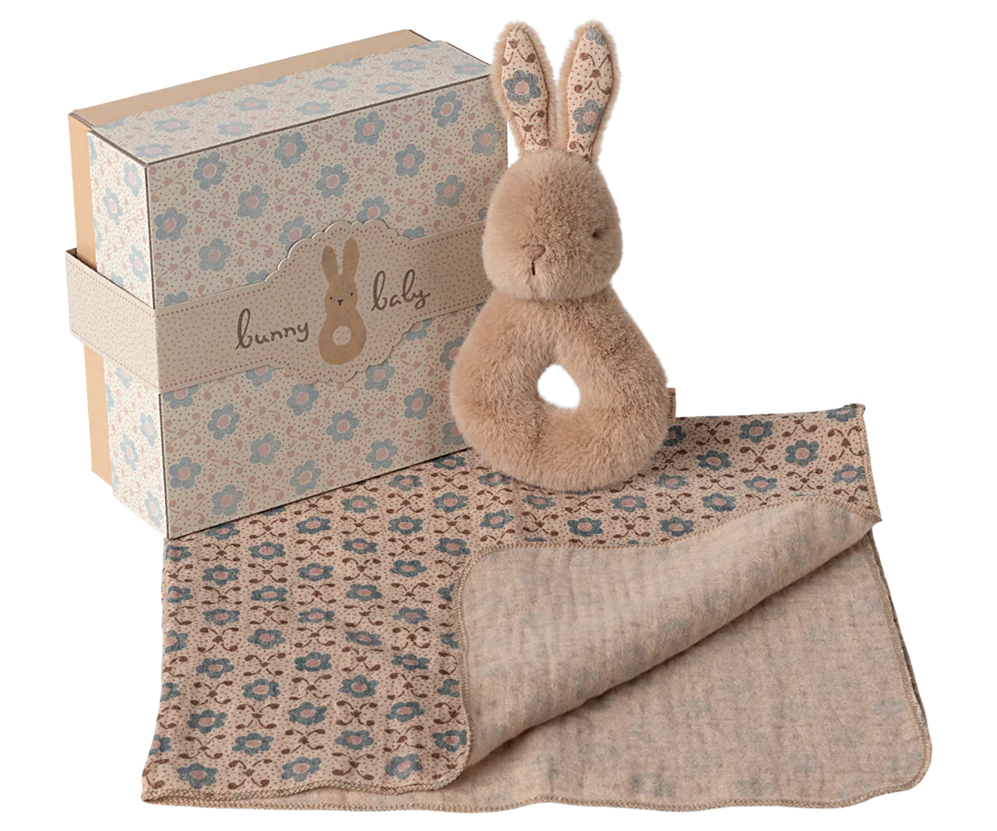 Maileg - zestaw prezentowy z grzechotką Królik - Cream peach