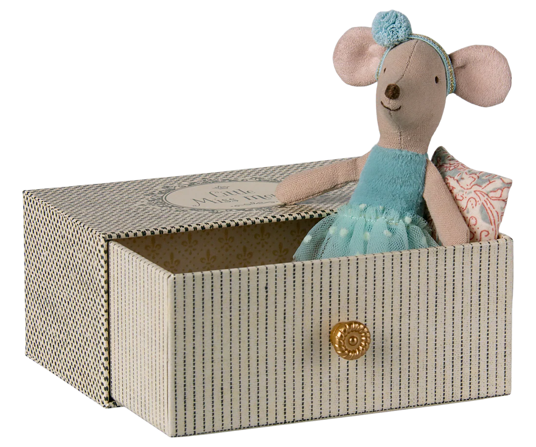 Maileg - myszka młodsza siostra tancerka Dance mouse in daybed