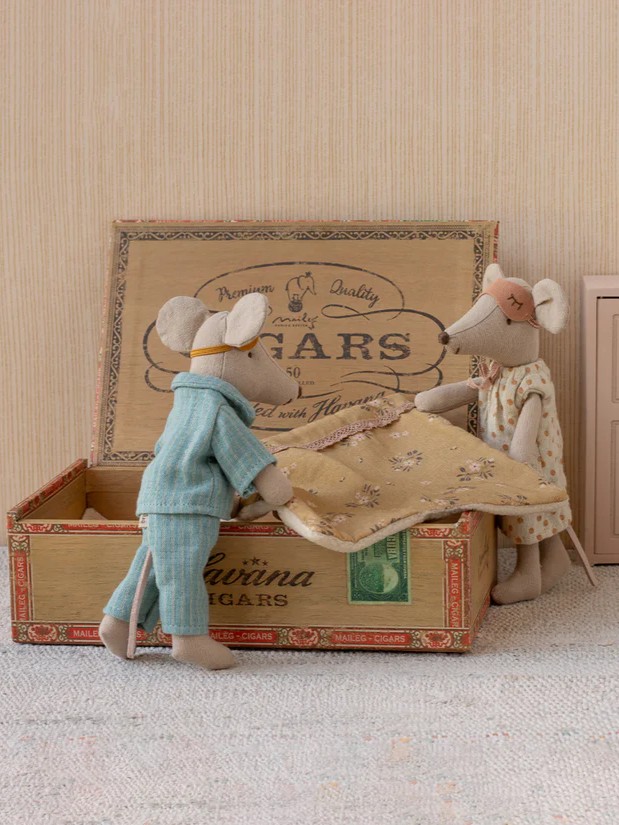 Maileg - myszka mama i tata w pudełku na cygara Maileg - myszka mama i tata w pudełku na cygara