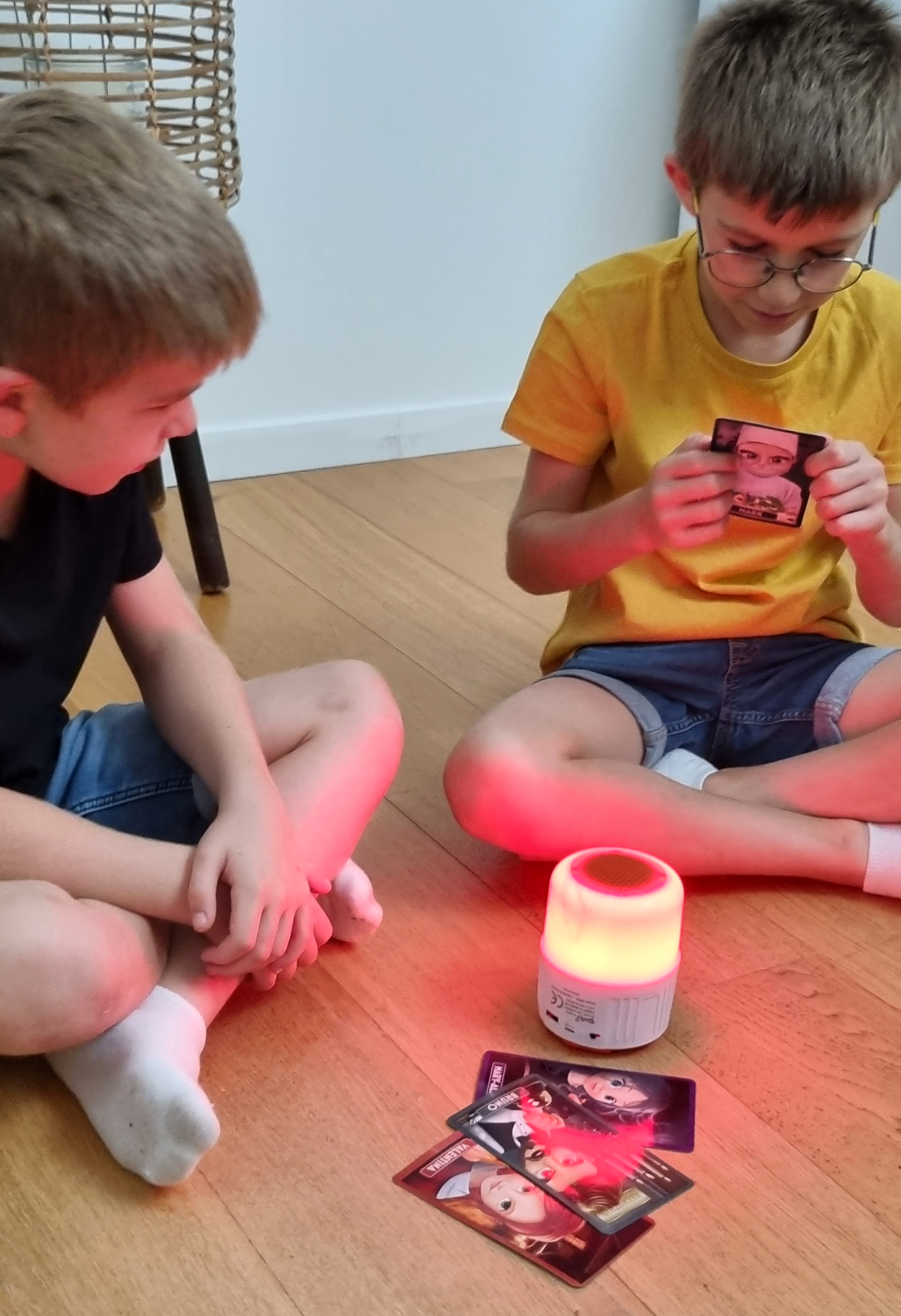Buki - lampka solarna - latarka Bluetooth na kemping