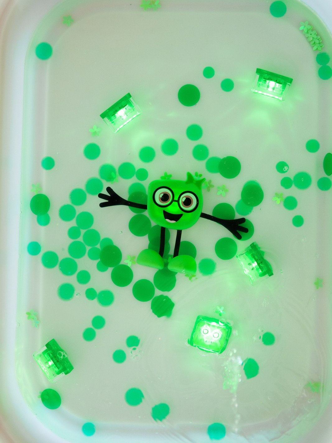 Glo Pals - zabawka do kąpieli Pippa z dwiema kostkami sensorycznymi świecącymi w wodzie