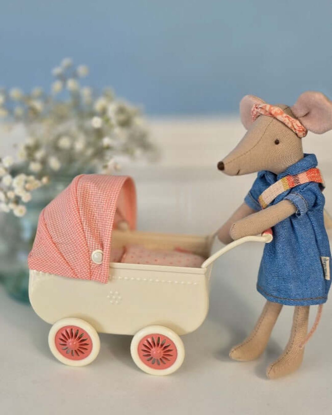 Maileg - metalowy wózek dla myszek 15cm - Micro pram coral