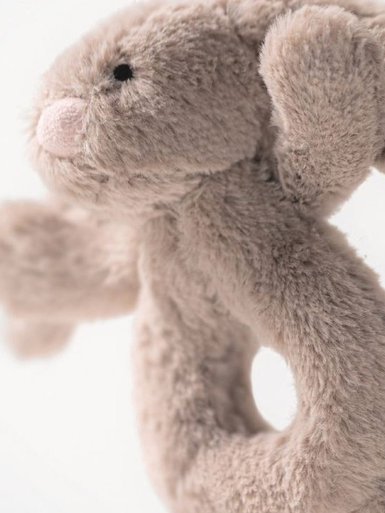 Jellycat - króliczek grzechotka beżowa 18 cm