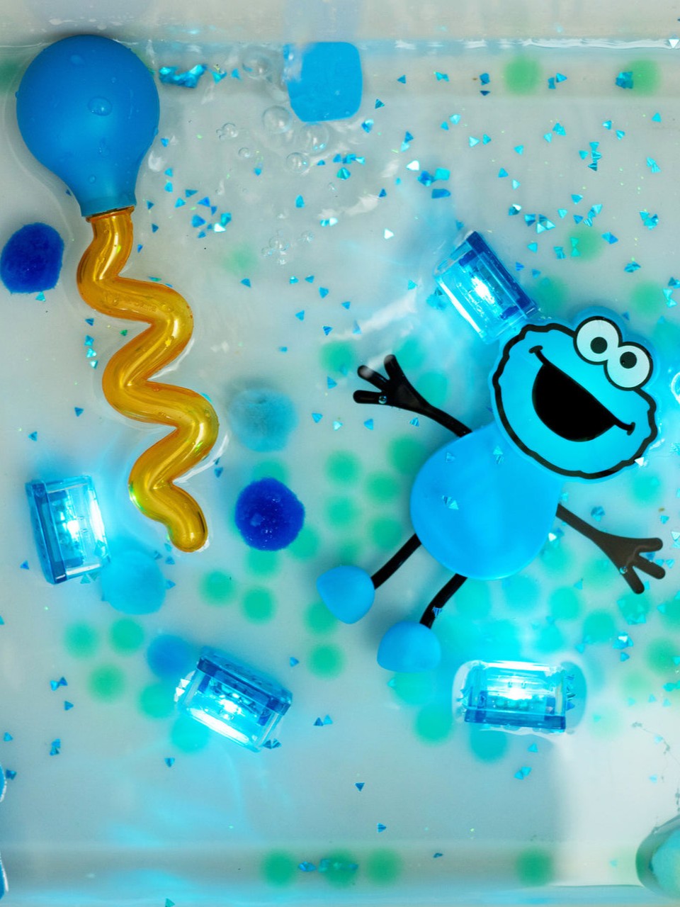 Glo Pals - zabawka do kąpieli Ciasteczkowy Potwór z dwiema kostkami sensorycznymi świecącymi w wodzie