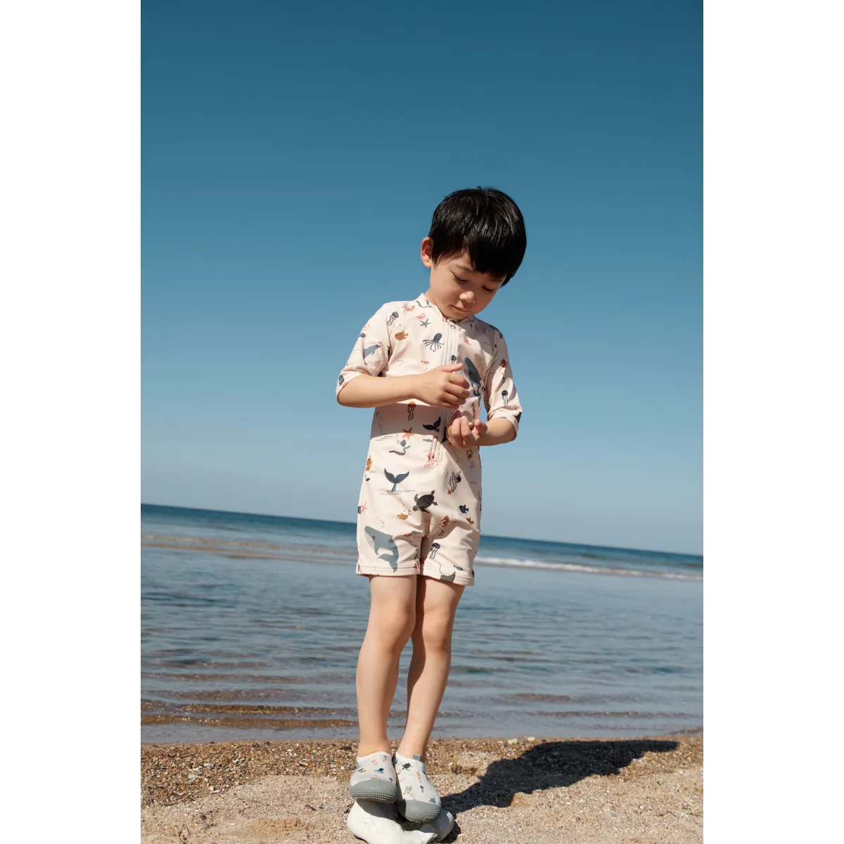 Liewood - kombinezon kąpielowy z krótkim rękawem UV Max Printed sea creature sandy