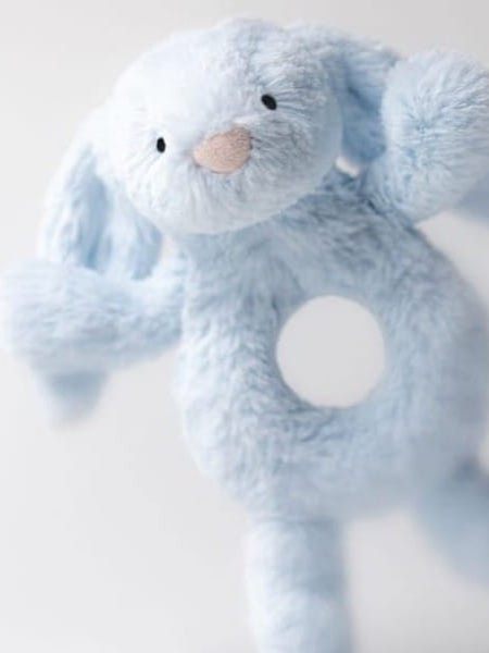Jellycat - króliczek grzechotka niebieska 18 cm