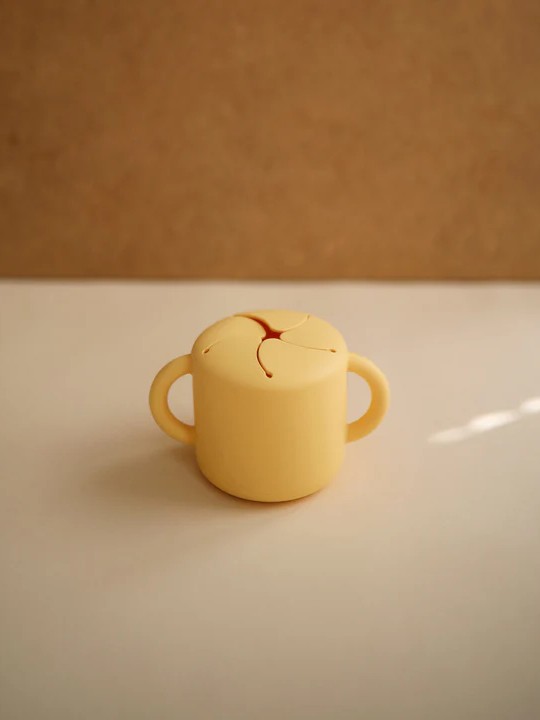 Mushie - kubek niewysypek na przekąski Daffodil