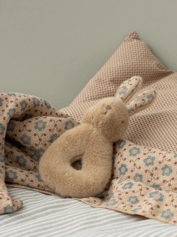Maileg - zestaw prezentowy z grzechotką Królik - Cream peach