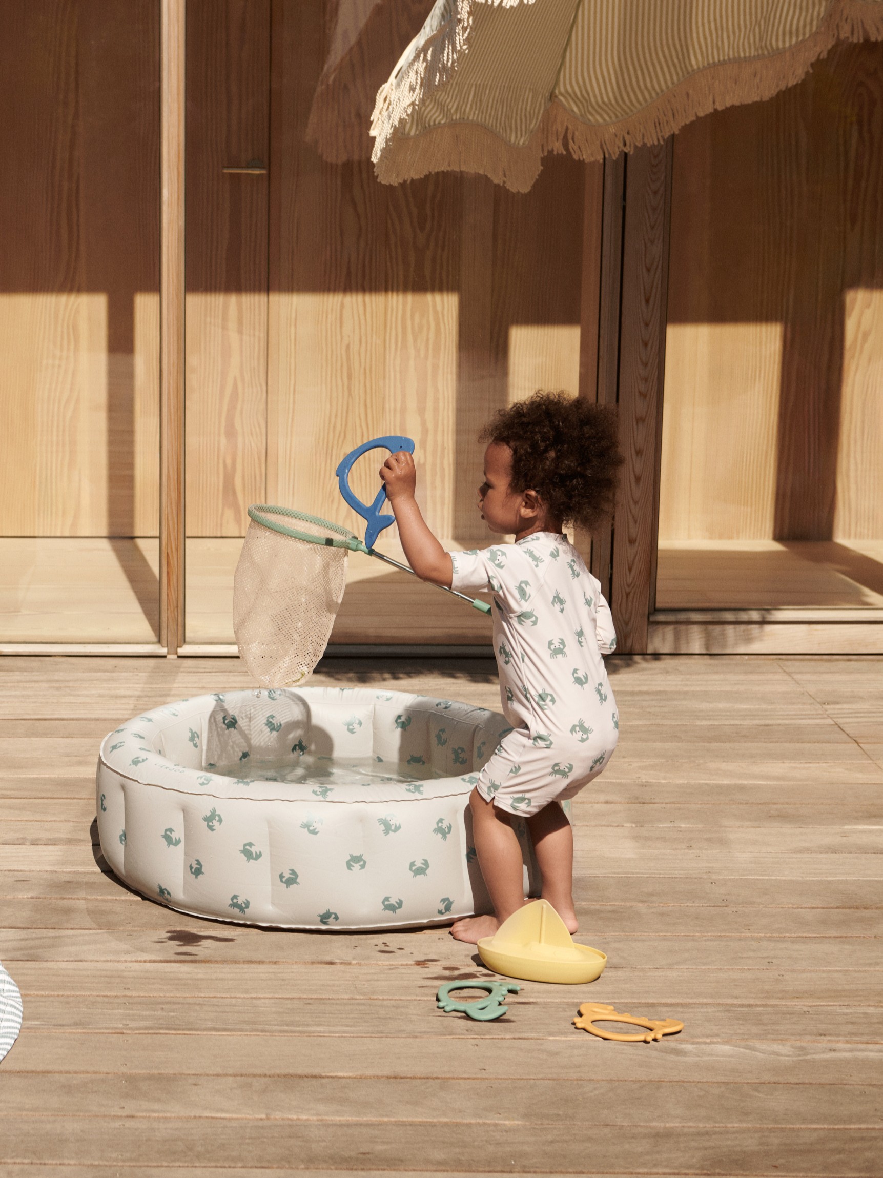 Liewood - kombinezon kąpielowy z krótkim rękawem UV Max Printed crab sandy Liewood - kombinezon kąpielowy z krótkim rękawem UV Max Printed crab sandy