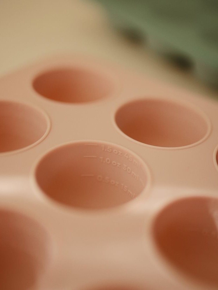 Mushie - silikonowa foremka do mrożenia przekąsek Blush
