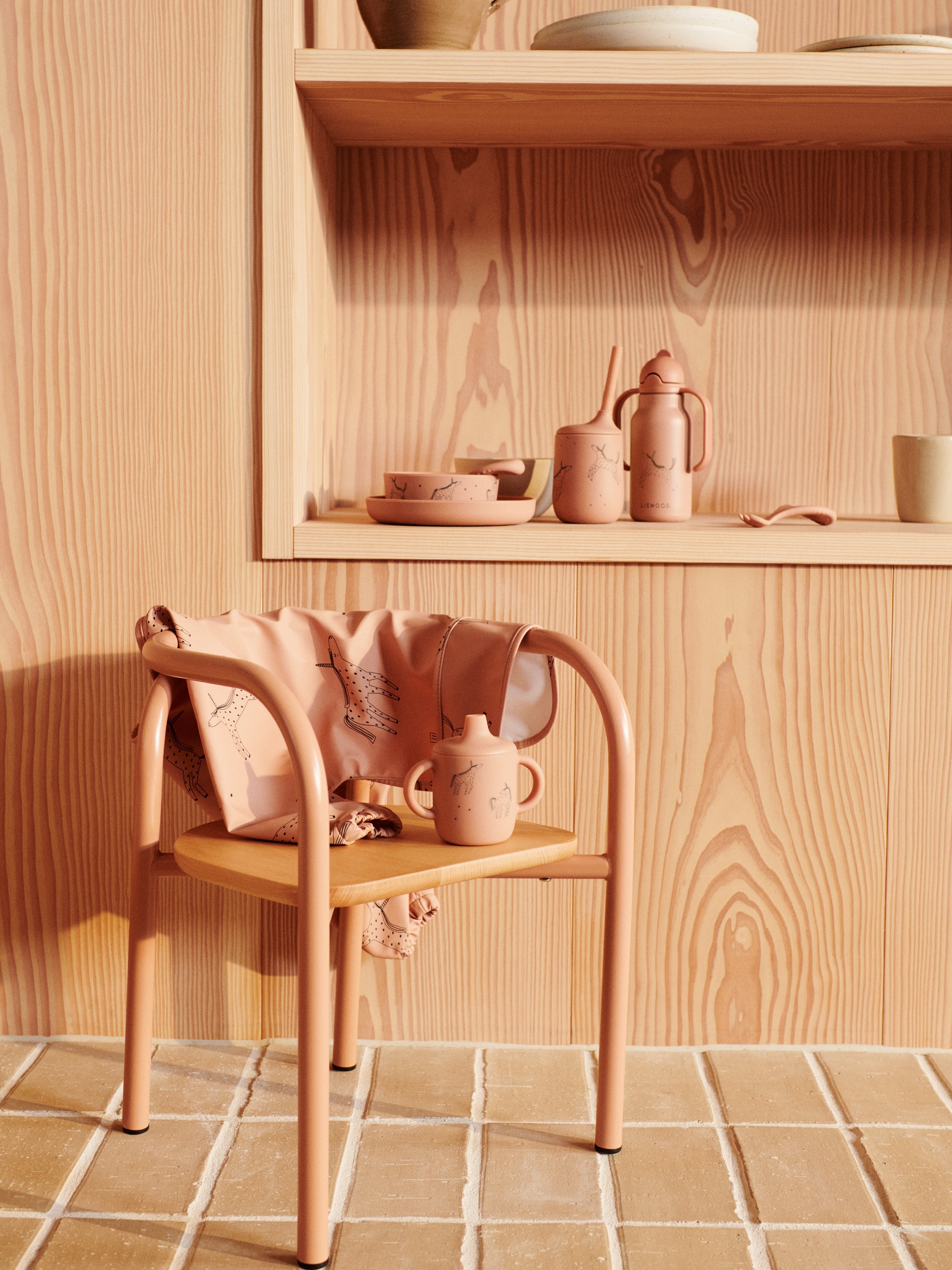 Liewood – śliniak niemowlęcy z rękawami Merle Printed Cape Bib