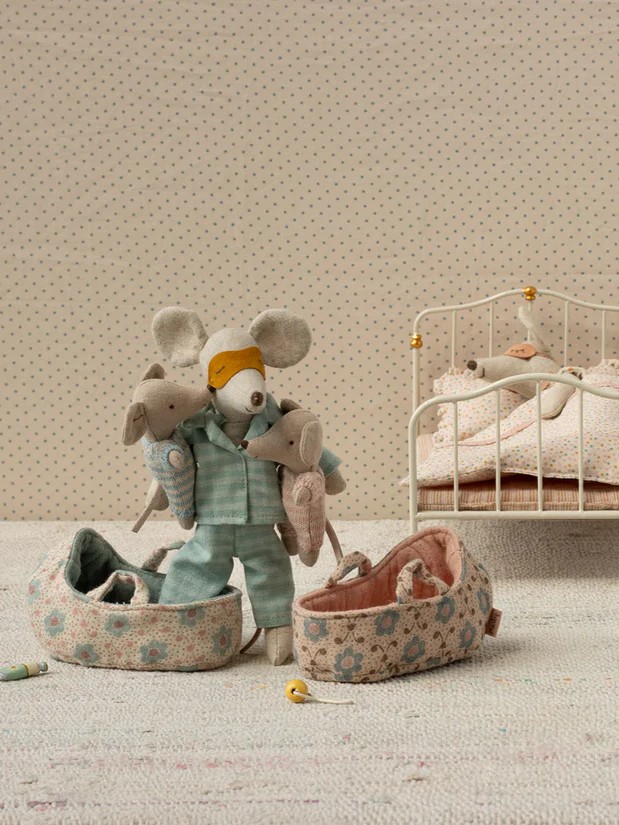 Maileg - myszka niemowlęca w łóżeczku Blue Maileg - myszka niemowlęca w łóżeczku Blue