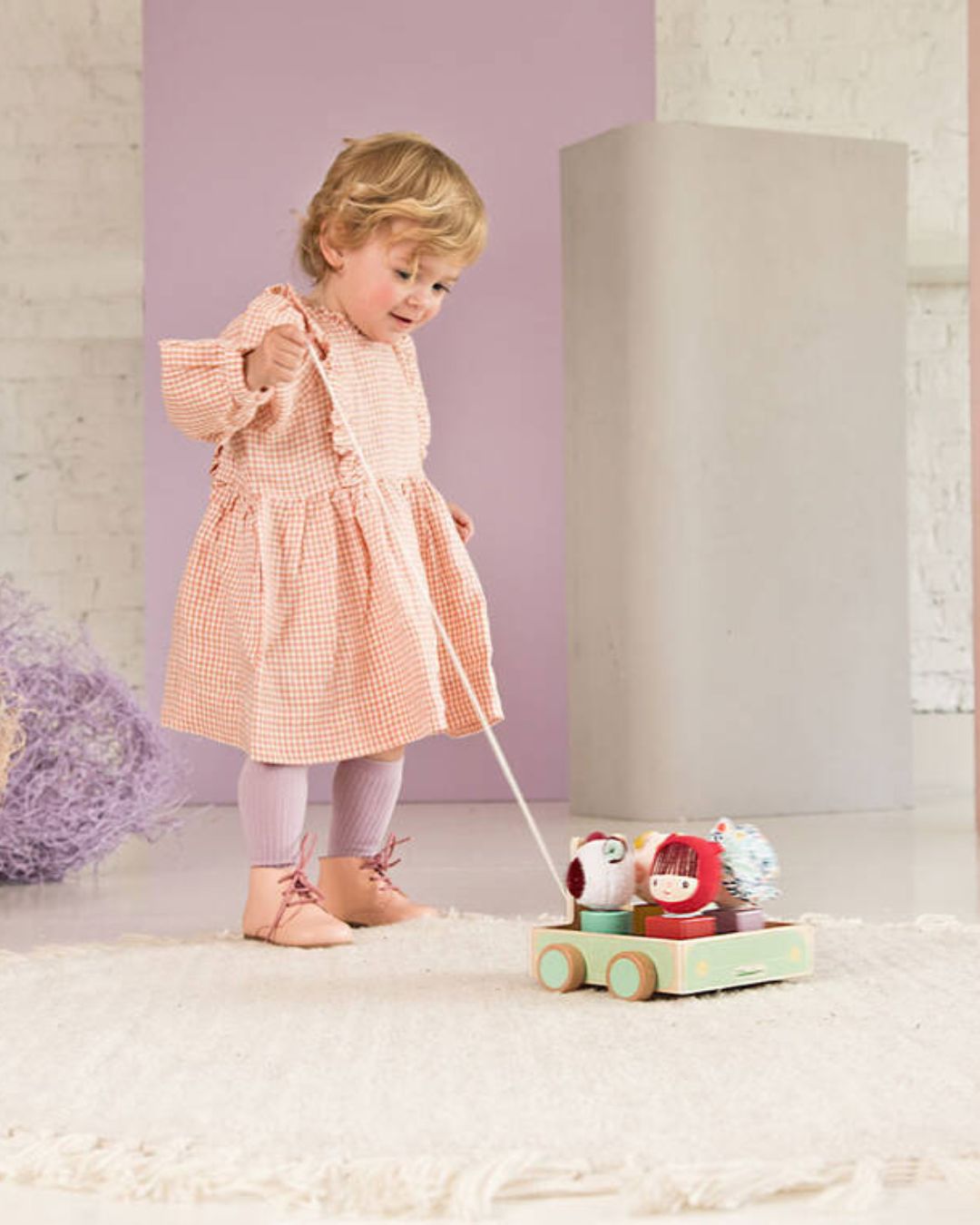 Lilliputiens - drewniany wózek do ciągnięcia dla dzieci z sorterem Wilk Louis