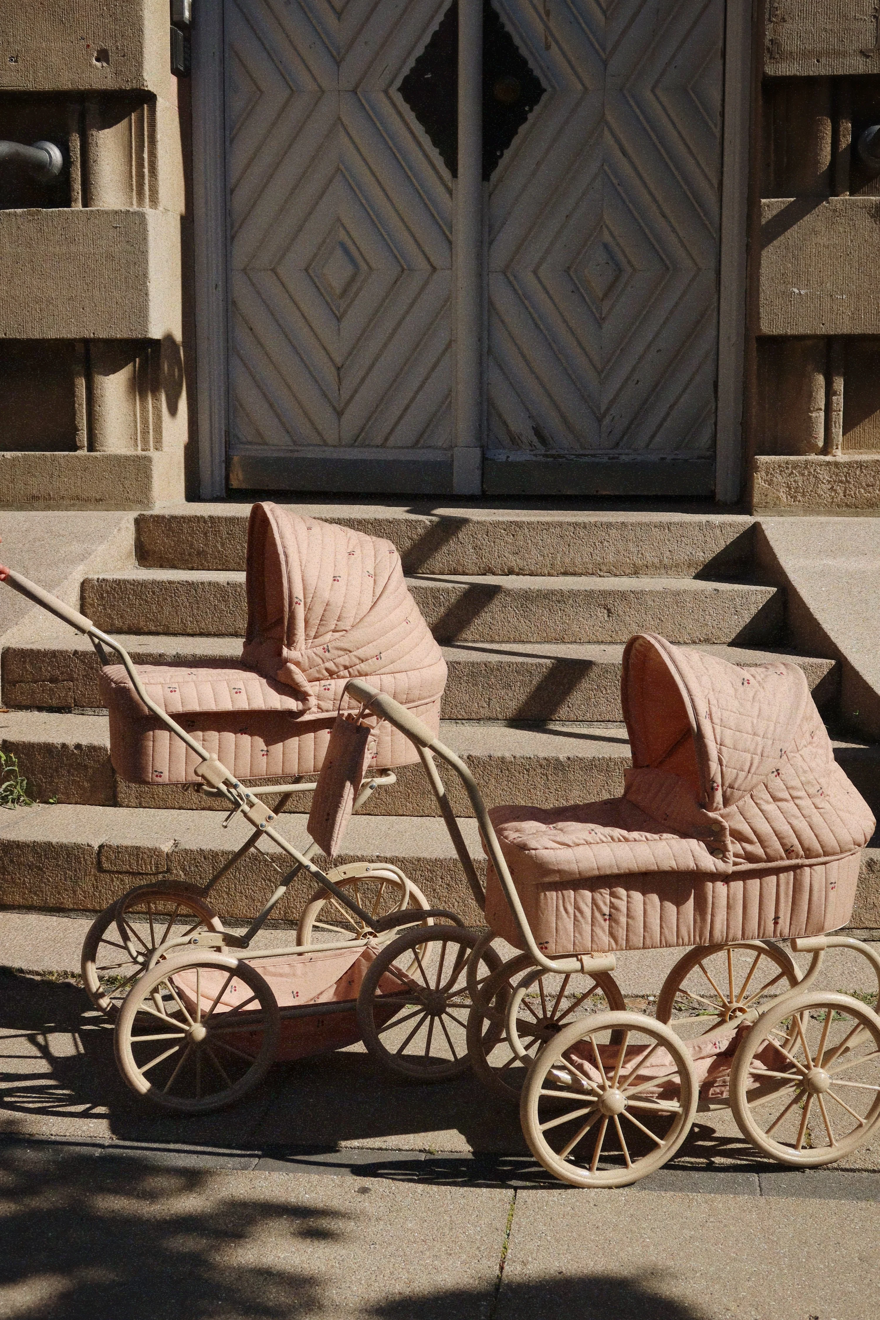 Konges Sløjd - mały wózek dla lalek Minnie Doll Pram Cherry Blush